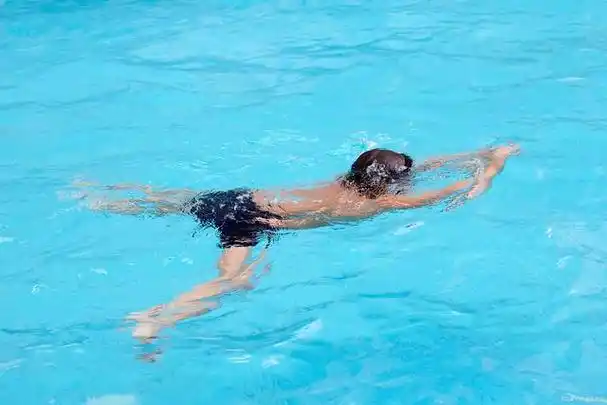 想要自学蛙泳,给你几点实用的建议