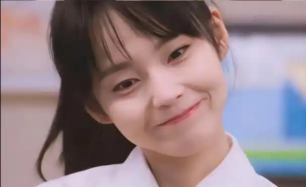 35岁张佳宁庆生,和宋茜黄晓明同框好显嫩,网友:她吃防腐剂了