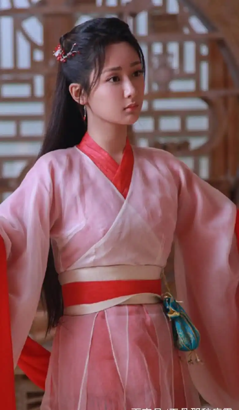 这张照片中的杨紫,身穿一身青衣,双手抱拳,这是"小葡萄"锦觅吗?