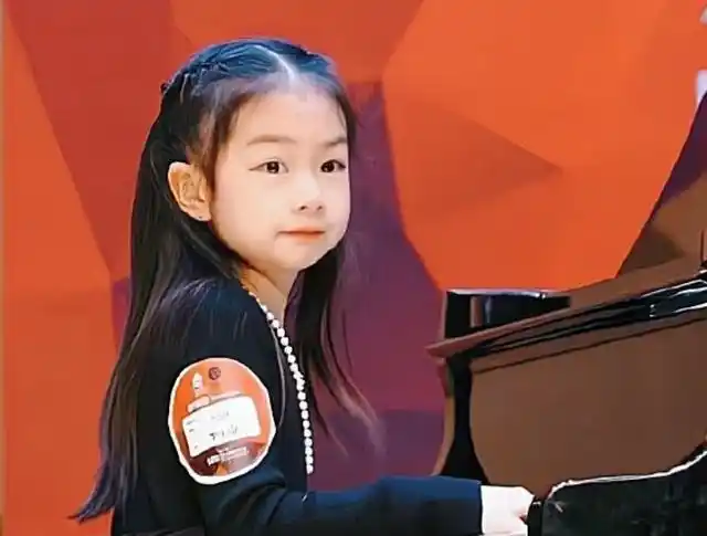 本以为小lucky很像戚薇了没想到孙铱的儿子也是复制粘贴