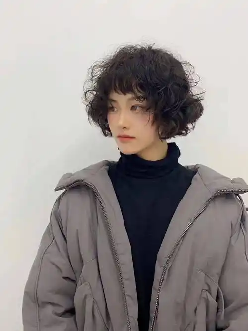 入春" 短烫发超减龄"_发型_短发_女生