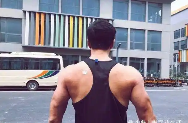 46岁何润东大秀肌肉,手臂强壮线条匀称,完全不输小鲜肉_健身_身材