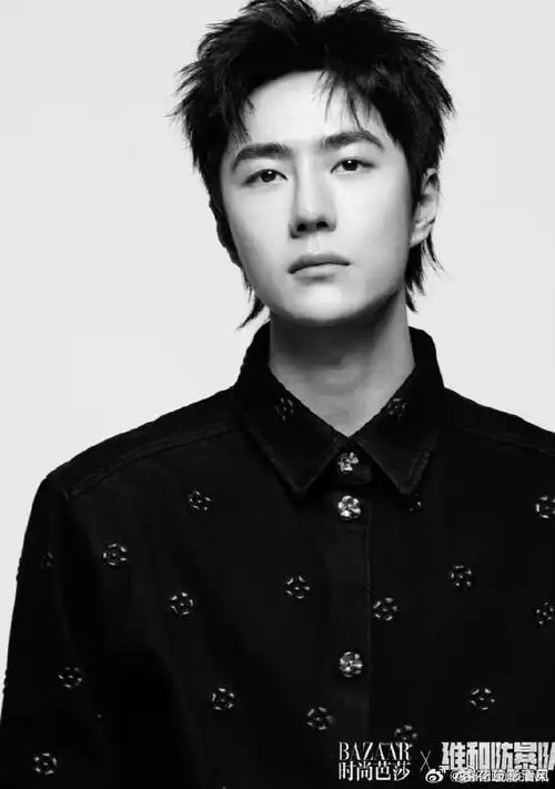 王一博时尚芭莎帅照来袭!  我愿称王一博为杂志硬照之神!