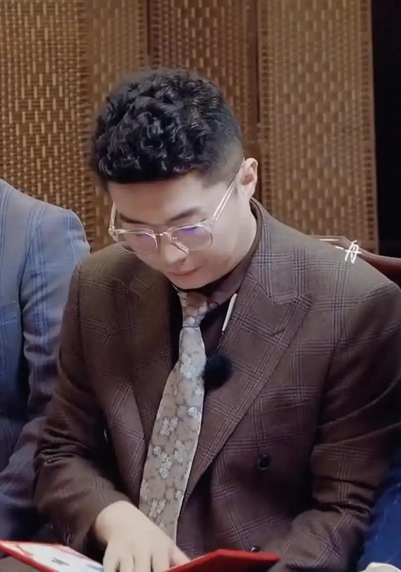 《德云斗笑社s2》第二期 周九良限定皮肤 - 西装上 - 抖音