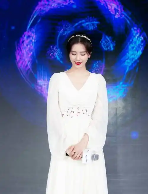 刘诗诗活动造型再次惊艳众人,身穿蓝色西服套装,气质优雅又干练_裙子