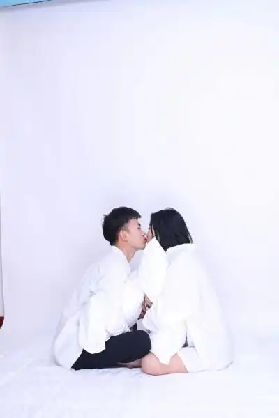 想在你对象的朋友圈秀恩爱吗 想让对方好友认识你吗 你需要的的一张