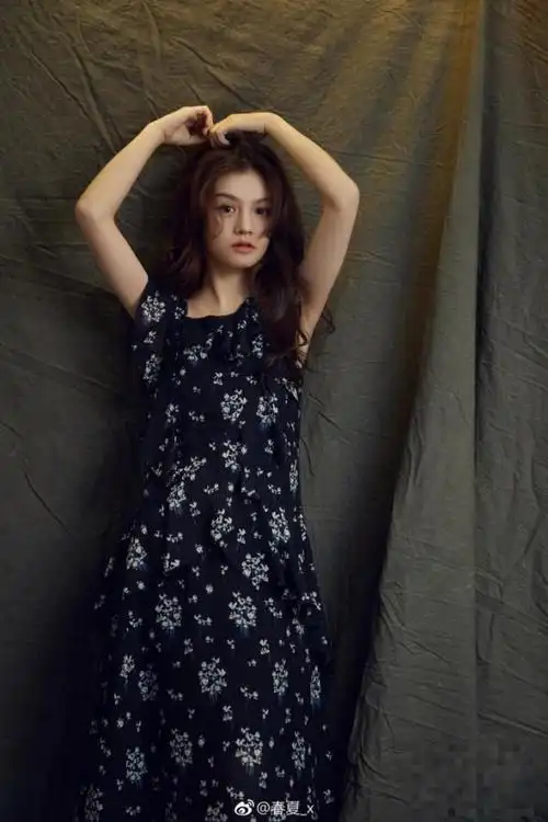 10月24日,春夏晒出几张照片,配文:"偷偷开心 好好生活".