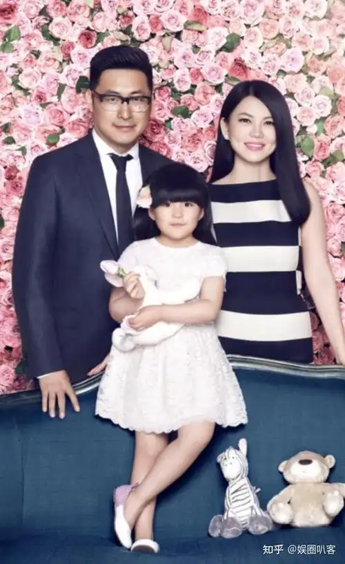 此外李湘还投资房产,何炅在北京的第一套房就是李湘窜着才买的.