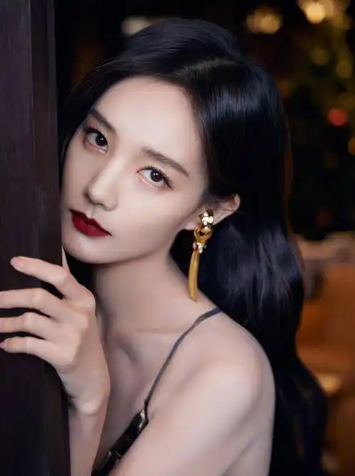 这些是李一桐的彩色照片.