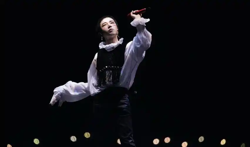 华晨宇新造型:金色长发 锁骨纹花插图2