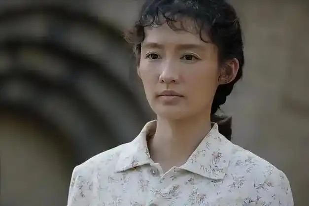 何冰说对了,不演戏就"消失"的李沁,已经走上了另一条人生大道|林申