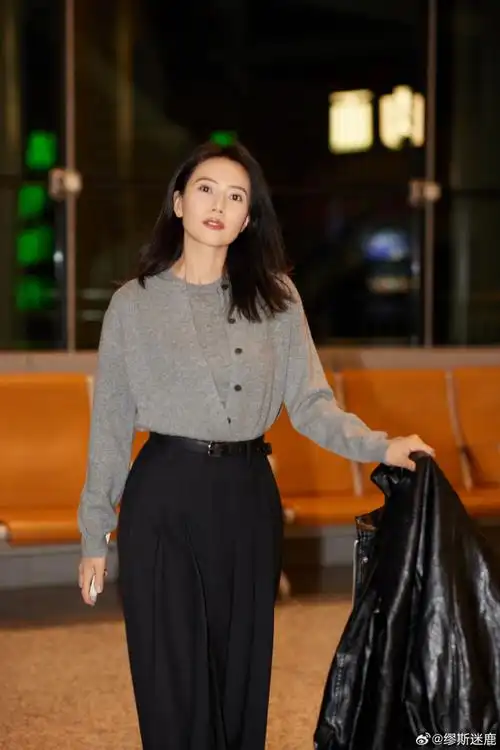 穿搭模版,身着灰色衬衫外搭皮外套,一袭黑色高腰长裙更显温柔知性气质