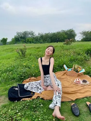 吊带下摆是不规则的设计,直接把赵尧珂的小蛮腰暴露在