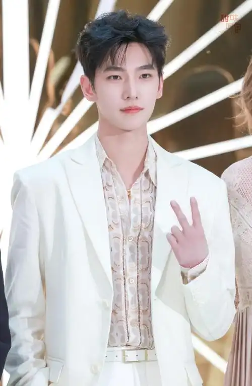 杨洋#小时候出道前童年照早期 美图头像杂志代言图片开屏视频 手机