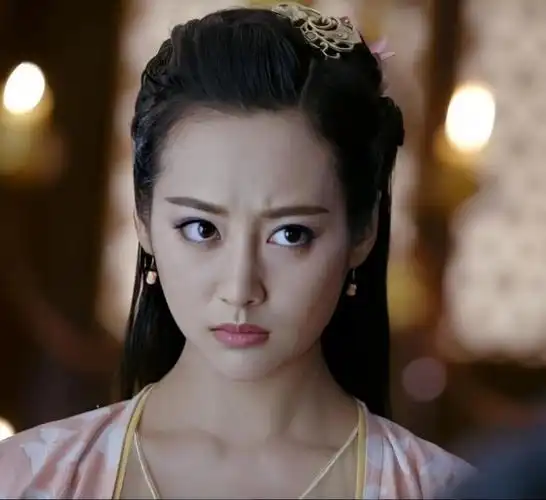 可能是长相太过靓丽,李纯接到的基本都是爱而不得的反派女二号,这种