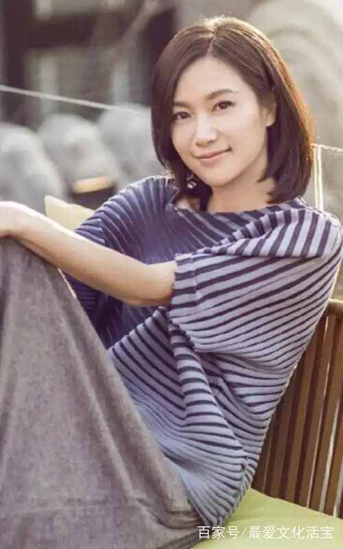 四十四岁的徐静蕾,剪了短发的造型,减龄又不失优雅