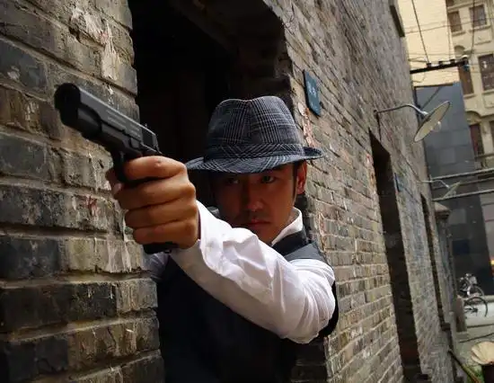 《剑谍》剧照江虹为掩藏特赦手谕 被冯如泰残忍杀害方滔引开汪伪特务