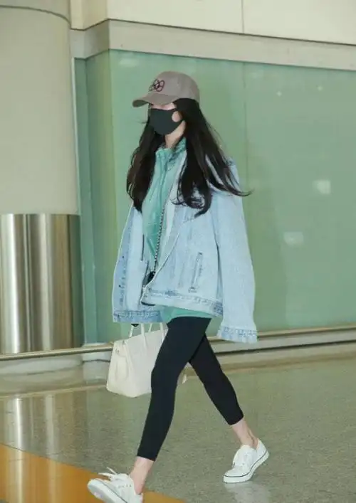 杨幂机场街拍杨幂真像个长不大的孩子