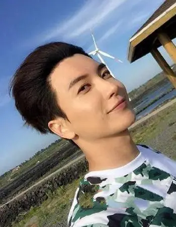 背头发型七 清爽的露额发型与背头搭配起来,自然而且颇有个性感,短发