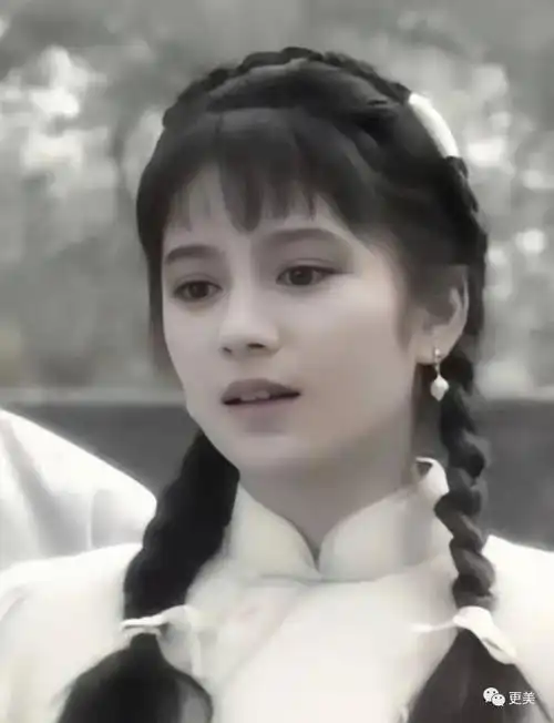 那时候,曾哲贞仅仅是在《婉君》中饰演了个配角宋兰萱,摇身一变成了红