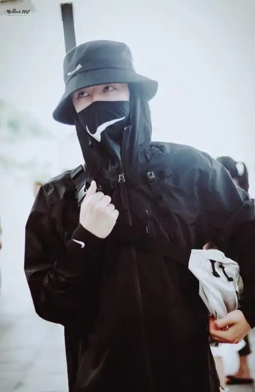 180818 长沙-贵阳 勤勤恳恳养蜂人 @uniq-王一博 cr:logo