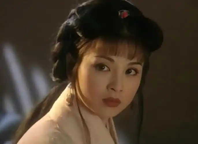 1997年,赵明明主演古装剧《汉宫飞燕》,她在此剧中塑造了一个具有古典