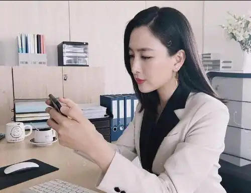 马苏穿职业装拍视频,瘦脸开太过似大头娃娃,头肩比例严重失调