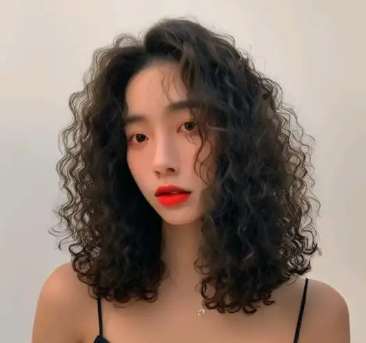 女士发型别乱整最美还是全头烫蓬松瘦脸显发量