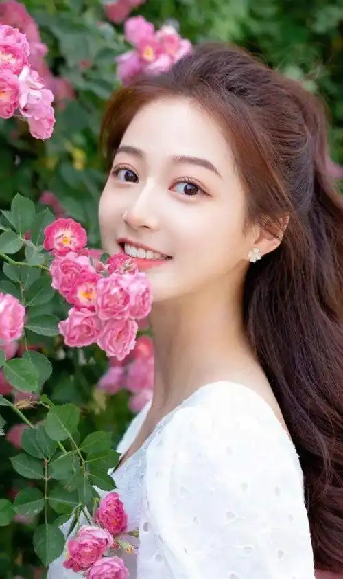 这位美女学霸"火了",是4名领诵员之一,中国传媒大学校花