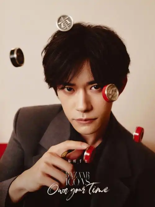 烊千玺x《时尚芭莎》大片,这么一个帅哥坐对面小猫咪你别太高冷实在不