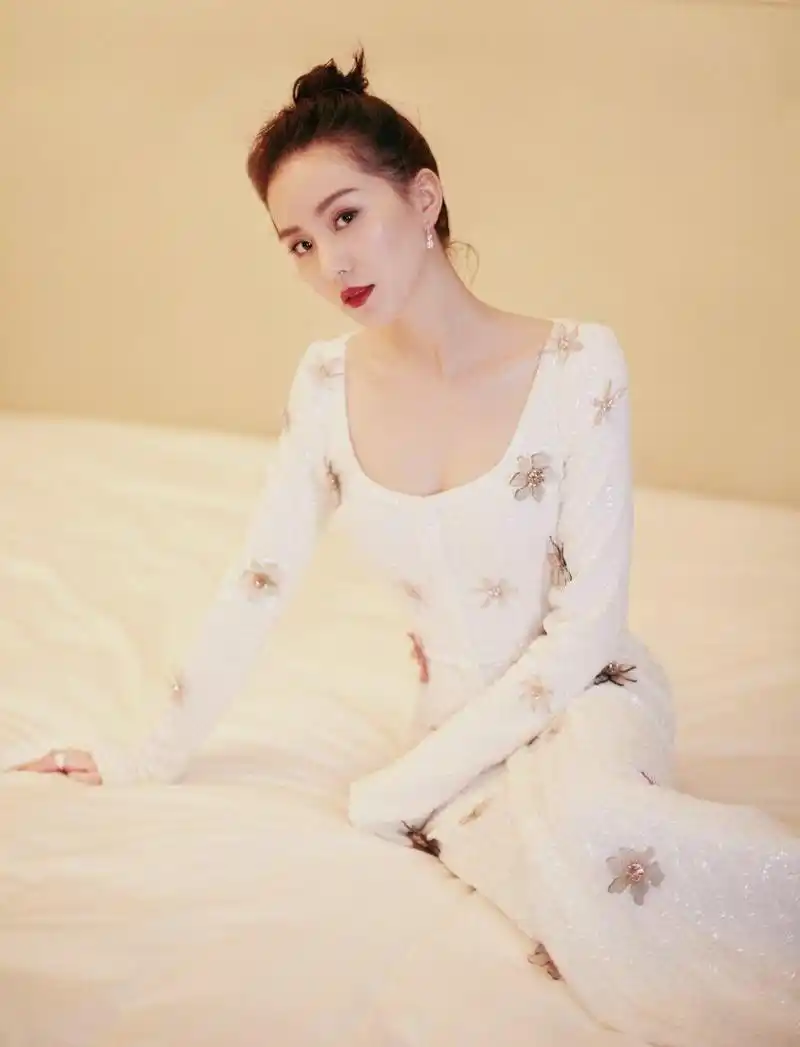 刘诗诗的气质不是盖的,白色修身裙装,尽显成熟女性的独特魅力