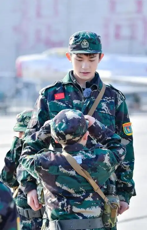 易烊千玺中戏军训 四字弟弟参加军训