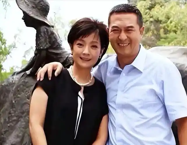 张嘉译身后的女人被曝光没想到是她怪不得张嘉译能红几十年