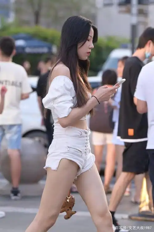 穿的很清凉的白色短裤美女