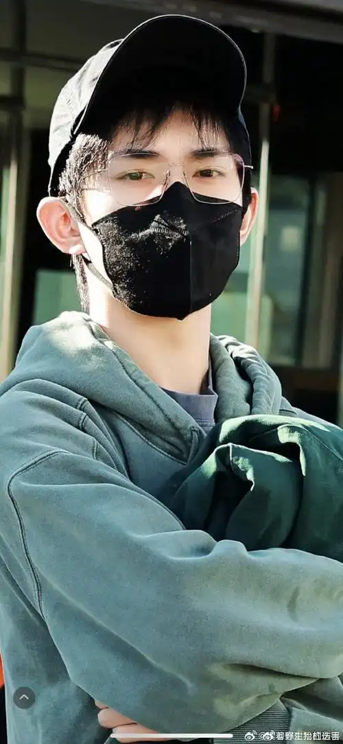 易烊千玺超话#易烊千玺连轴转#易烊千玺这行程基本是72小时连轴转啊