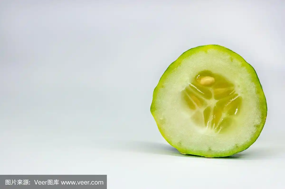 切一片孤立的黄瓜在白色背景特写