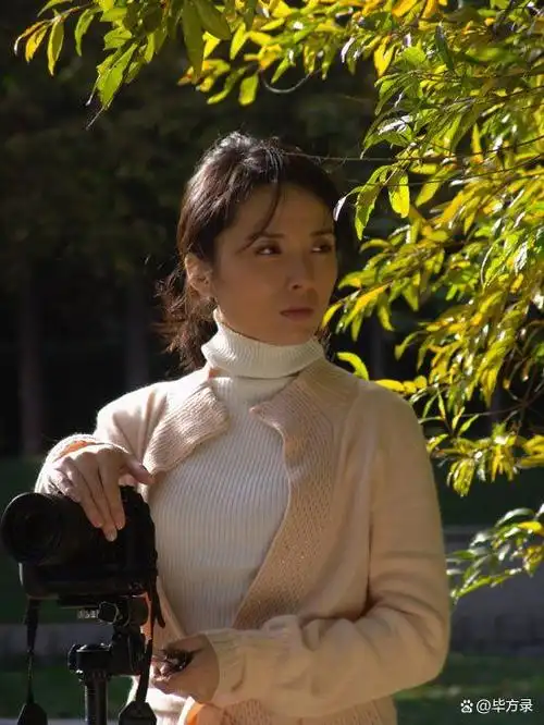 李佳:二婚嫁大1岁靳东,40岁高龄产子,如今一家四口其乐融融