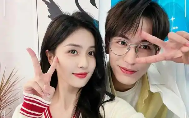 白鹿张凌赫三亚录节目,公开牵手甜蜜互动