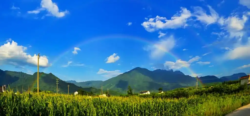 蓝天白云映彩虹