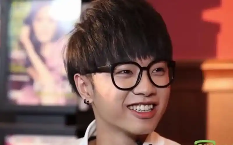 【华晨宇cut】13年早期采访-青春那些事儿(上)【20131107】_哔哩哔哩