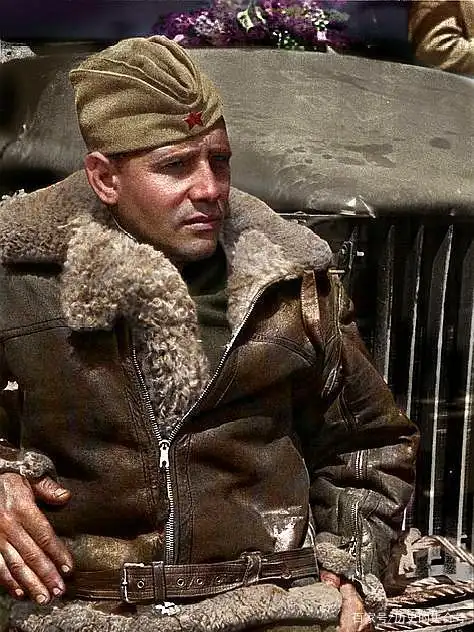 二战苏联士兵老照片,手里"真家伙"格外亮眼,波波沙成为经典!