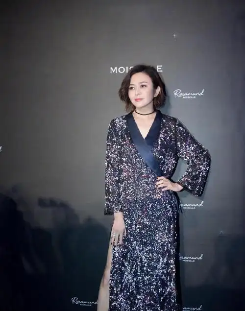 关之琳穿衣不讲究黑色的印花浴袍裙休闲慵懒意外高级洋气