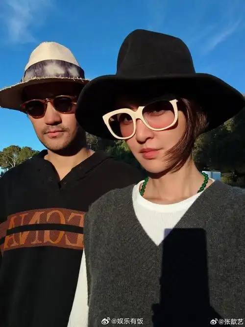 两人的儿子身穿灰色卫衣和条纹裤,长大不少,身高已经超过爸爸袁弘的