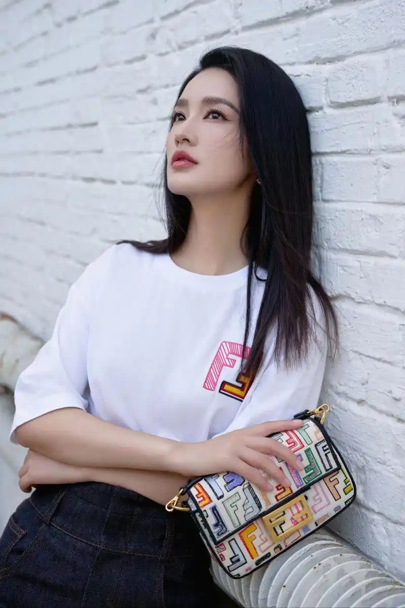 【李沁夏日低调穿搭:时尚自由,活力四射】  夏日炎炎,如何时尚低调