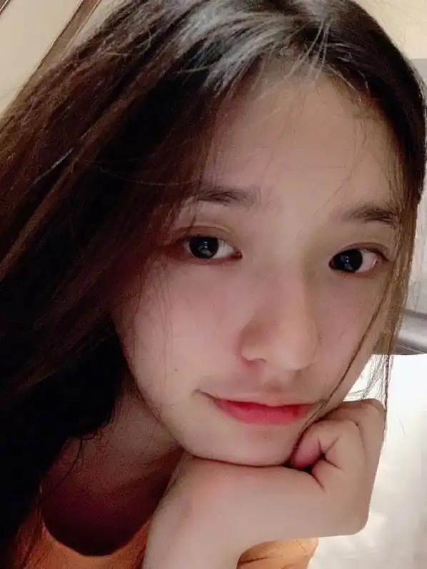 林允晒素颜妆后自拍颜值能打皮肤白嫩吹弹可破