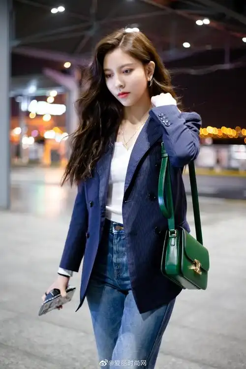 宋妍霏近日机场私服