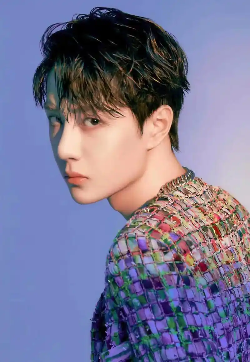 王一博这也太酷太帅了吧,线条流畅而又优美的下颚轮廓,性感的喉结,再