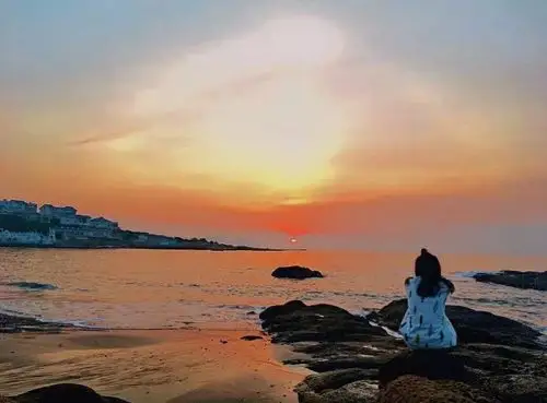 一个人,静静的坐在海边,放空身心