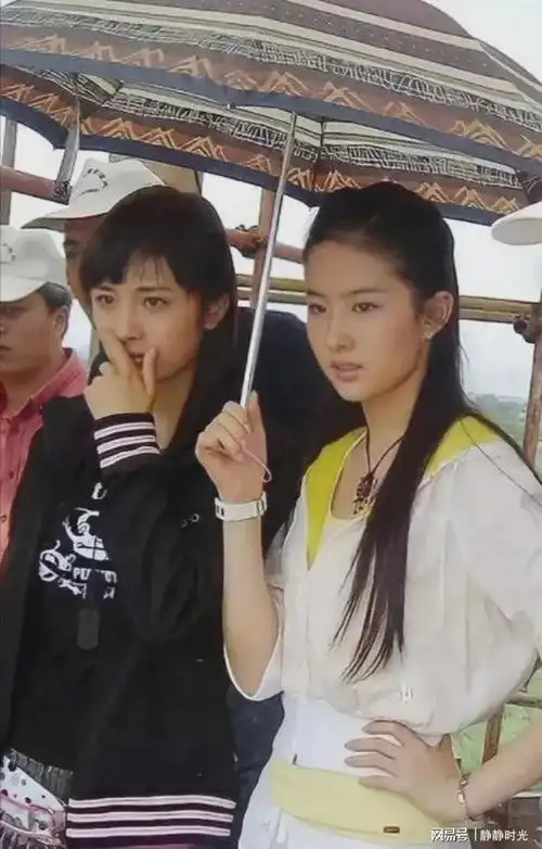 17岁的刘亦菲与18岁的杨幂同框旧照,那时候两人都好青涩|娱乐圈|黄晓