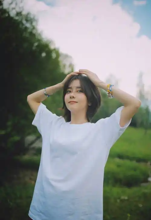 谭松韵白色t恤短裤生活风写真_短发_t恤_少女